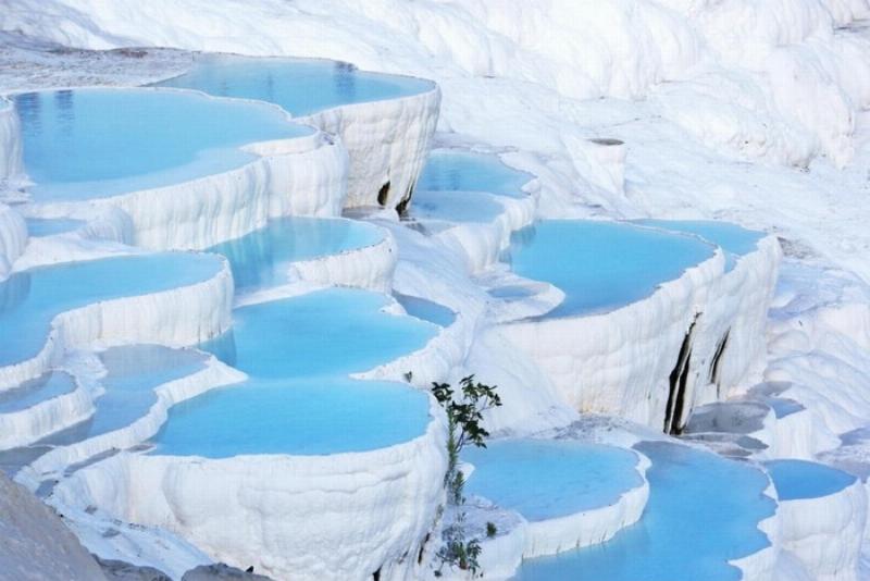 Những bậc thang đá vôi trắng xóa của Pamukkale với dòng nước xanh ngọc và du khách đang trải nghiệm